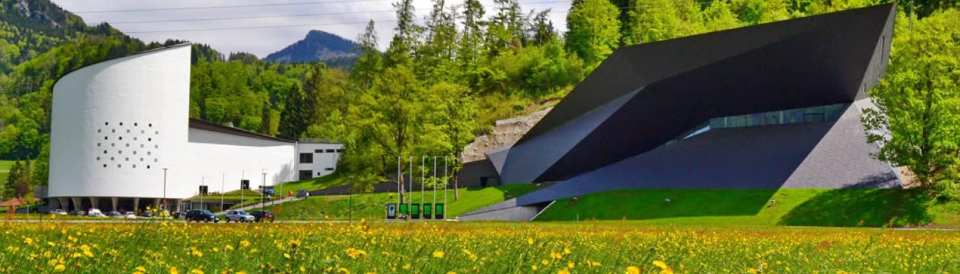 © https://www.tirol-taxi.at/de-festspiele_erl | Urheber:in: https://www.tirol-taxi.at/de-festspiele_erl Passionsspielhaus und Festspielhaus Erl